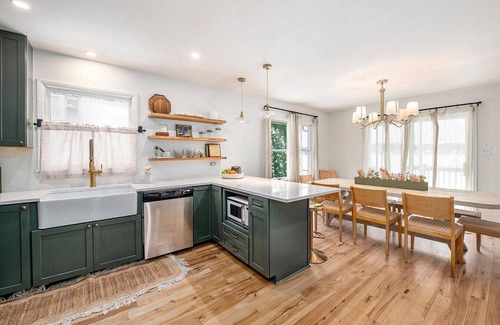 Sister Lakes Apartment | New Beach front 5bd in Sister Lakes w/Hot tub