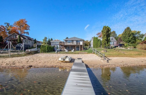 Sister Lakes Apartment | New Beach front 5bd in Sister Lakes w/Hot tub