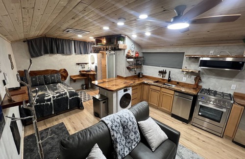 Ruidoso Cabin | "New" Beary Tiny Cabin in Historic Upper Canyon