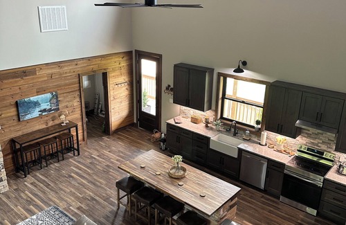 Lone Rock House | NEW BEAUTIFUL HOME RIGHT ON THE WHITE RIVER! WALK-IN WHITE RIVER ACCESS!