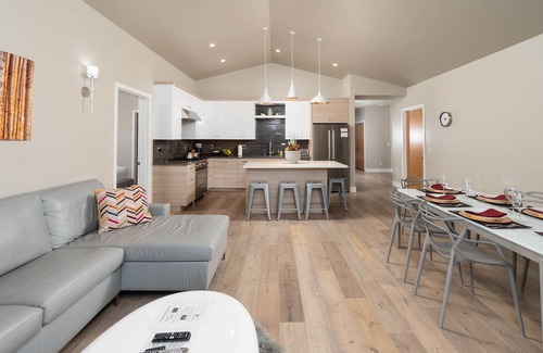 Bend House | NEW BEND HOME ~ great for groups ~ resort pool ~ concert shuttle ~ W/D ~ 🐶