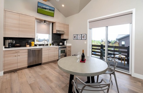 Bend House | NEW BEND HOME ~ great for groups ~ resort pool ~ concert shuttle ~ W/D ~ 🐶