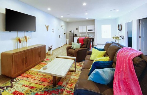 Maxwell House | New BOHO 4bd Suite East Nash Parking Central