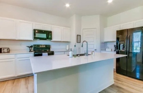 Maxwell House | New build! 4BR, Family Friendly,nYard+Garage