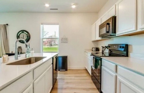 Maxwell House | New build! 4BR, Family Friendly,nYard+Garage