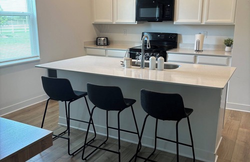 Maxwell House | New build! 4BR, Family Friendly,nYard+Garage