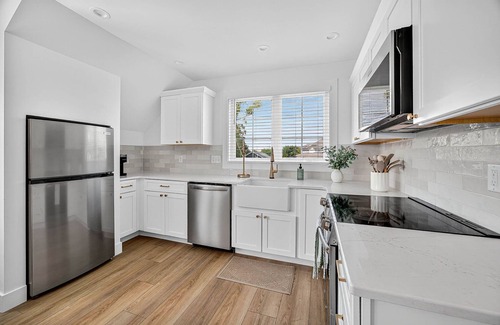 Wooded Estates House | New Build- Carriage House. 1 bedroom, den, kitchen. Half mile to ND. Sleeps 4/5