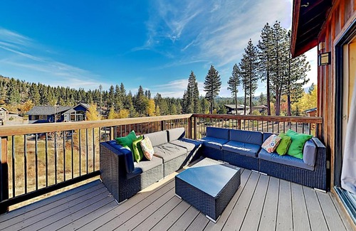 Mountain View Estates House | New-Build Chalet with Mountain Views & Hot Tub home