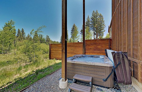 Mountain View Estates House | New-Build Chalet with Mountain Views & Hot Tub home