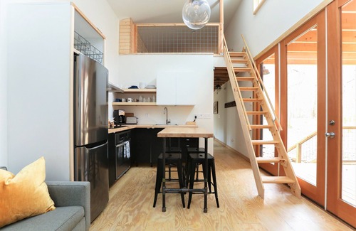 Asheville Cabin | New Cabin! Hot tub, fire pit, hiking, creekside, Uber downtown!