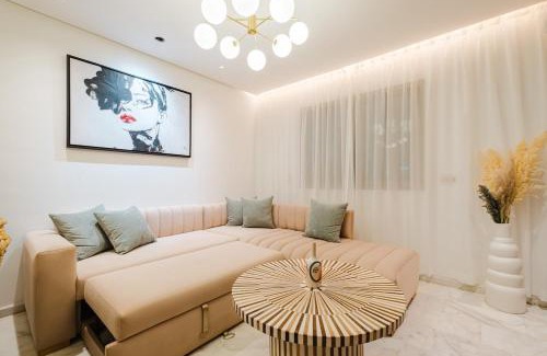 Gueliz Apartment | NEW - Central 1BR-Kingsize, AC & Terrace Parking