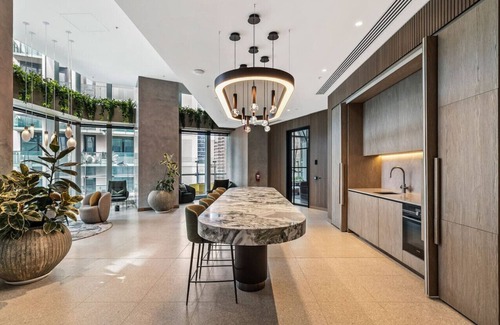 Melbourne Central Business District Apartment | New Central CBD, Pool, Gym, Wifi