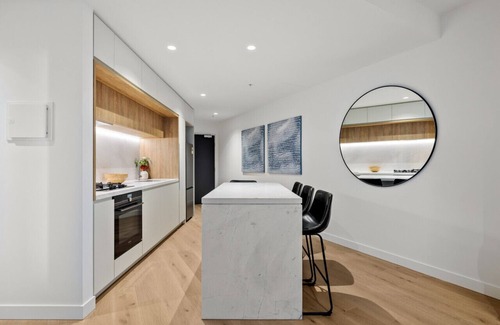 Melbourne Central Business District Apartment | New Central CBD, Pool, Gym, Wifi