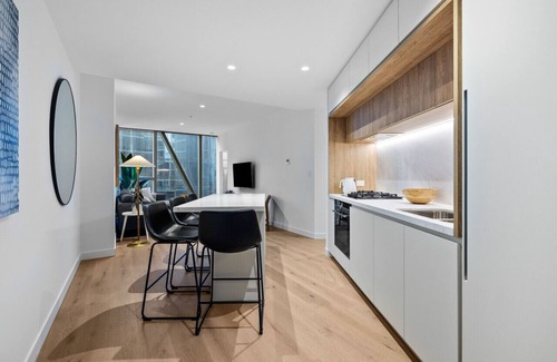 Melbourne Central Business District Apartment | New Central CBD, Pool, Gym, Wifi