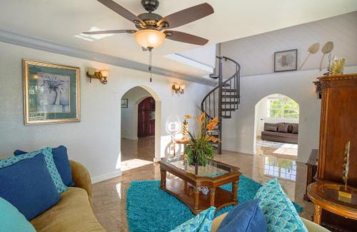Ocean Point House | NEW Chalk Sound Home BBQ Pool Beach Steps Away