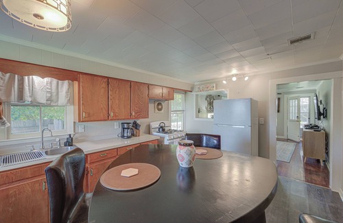 Lafayette Cottage | New! Charming Cajun cottage with FENCED backyard - midcity! Dogs welcome!