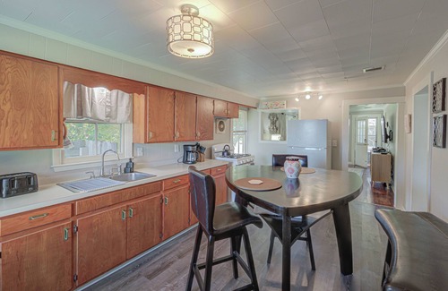 Lafayette Cottage | New! Charming Cajun cottage with FENCED backyard - midcity! Dogs welcome!
