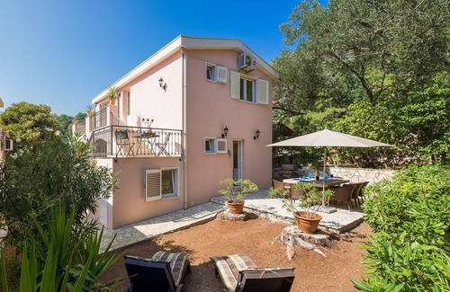Orebic House | New, Charming & Large 3 Bedroom Seaside House next to Beach