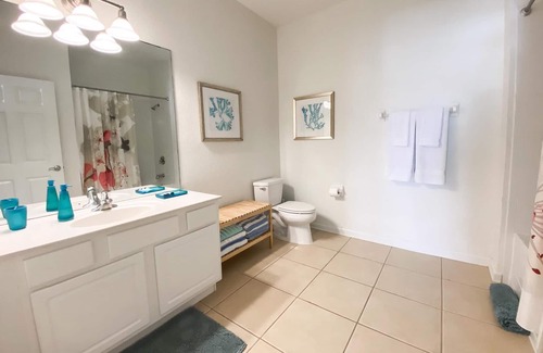 Florida Central Atlantic Coast Condo | New! Charming Vista Cay Lakeview Treasure Next to Pool Near parks & Conventions