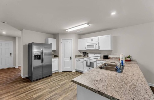 Winston - Salem House | NEW, Clean, Modern! 4 bed Cozy Home Close To DWNTN