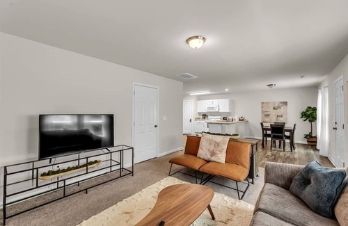 Winston - Salem House | NEW, Clean, Modern! 4 bed Cozy Home Close To DWNTN