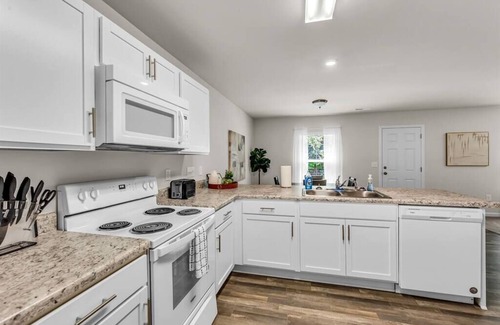 Winston - Salem House | NEW, Clean, Modern! 4 bed Cozy Home Close To DWNTN