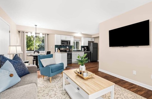 Roseville Apartment | New! Comfortable 1BR Flat Near Downtown Roseville