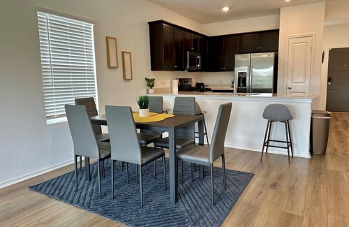 Del Valle House | New Comfy Modern Spacious Home near Tesla & AUS