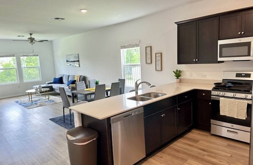 Del Valle House | New Comfy Modern Spacious Home near Tesla & AUS