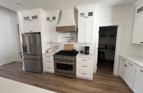 Kendall House | New Construction 4-bedroom Modern Farmhouse house in charming Kalamazoo withWiFi