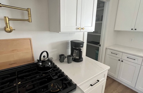 Kendall House | New Construction 4-bedroom Modern Farmhouse house in charming Kalamazoo withWiFi