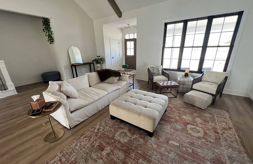 Kendall House | New Construction 4-bedroom Modern Farmhouse house in charming Kalamazoo withWiFi