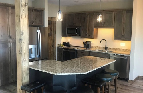 Alexandria House | New Construction on Beautiful Lake Victoria! Close to town!