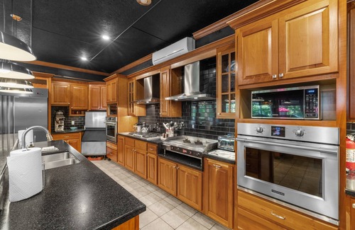 Cadiz House | NEW: "Cool Goose Landing" | Lakefront w/Private Dock, Games, Event Space & More!