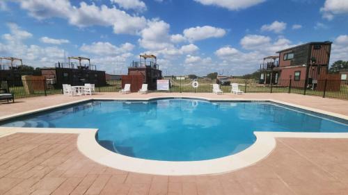 Fredericksburg Resort | New Cornhole, Pickleball, Hot Tub, Pool & Patio