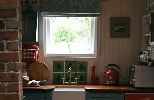 Llangadog Cabin | NEW - Cosy, boutique cabin with stunning views and HOT TUB