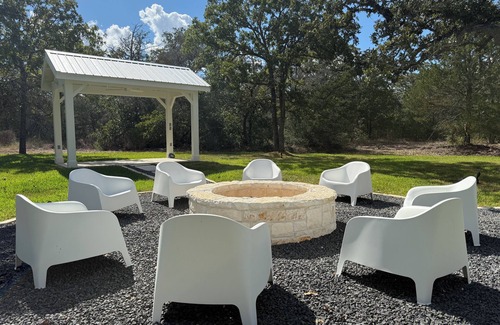 Round Top House | NEW Country Escape | Firepit | 5 Minutes to Round Top