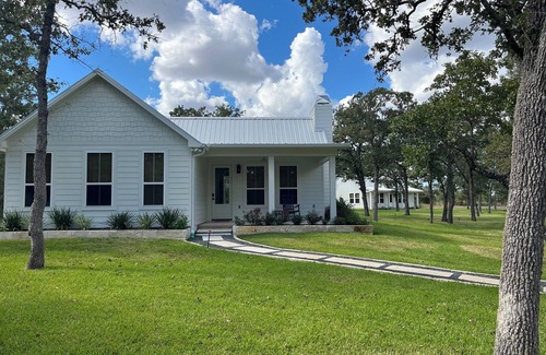 Round Top House | NEW Country Escape | Firepit | 5 Minutes to Round Top