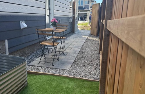 Southeast Calgary Apartment | New Cozy 2 BR suite w/king bed