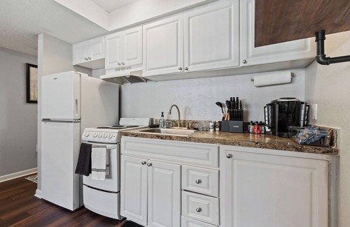 North Tampa Apartment | NEW Cozy Getaway/Pool/Gym/Fireplace/Heart of Tampa Stay