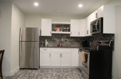 Saskatoon Downtown Apartment | NEW Cozy Modern Full Basement Suite (Mins To DT)