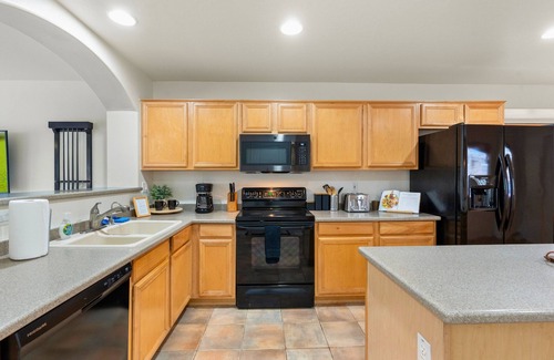 South Mountain House | NEW! Cozy Saguaro Heated Pool, Hot Tub, Mini Golf, Pool Table, Fire Pit, Arcade!