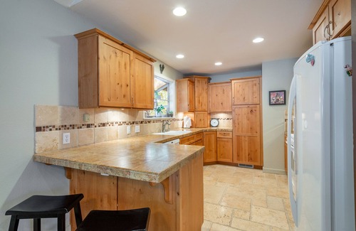 Truckee House | ~NEW~ Cozy Truckee Cabin ~ Close to Donner Lake, Downtown Truckee, and More!