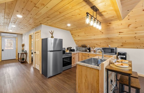Cold Brook Cabin | NEW creekside Home w Firepit BBQ Kayak Pets