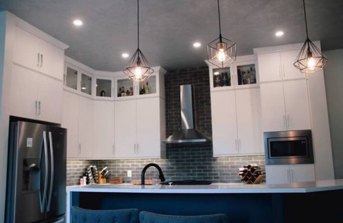 Saskatoon Downtown Apartment | NEW D/T Modern 3 Bed/3Bath House w/ Rooftop View