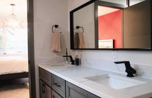 Saskatoon Downtown Apartment | NEW D/T Modern 3 Bed/3Bath House w/ Rooftop View