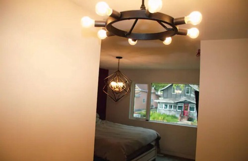 Saskatoon Downtown Apartment | NEW D/T Modern 3 Bed/3Bath House w/ Rooftop View