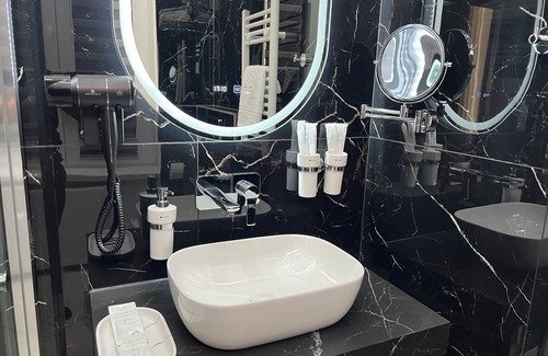 Bucharest City-Centre Apartment | New Deluxe Charming 1-bedroom apartment in terrific Bucharest with WiFi,AC.