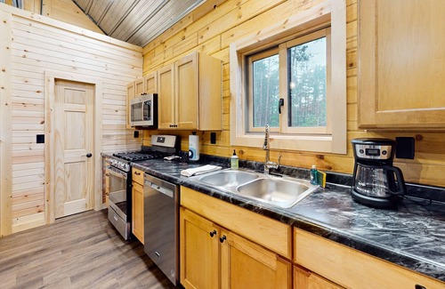 Tomahawk Cabin | New dog-friendly cabin with river views, grill, modern interior, W/D, and AC