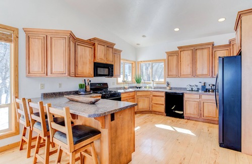 Mammoth Creek Cabin | NEW Duck Creek ⛰ Escape w/View+AC! ~30 mi. Bryce/Zion